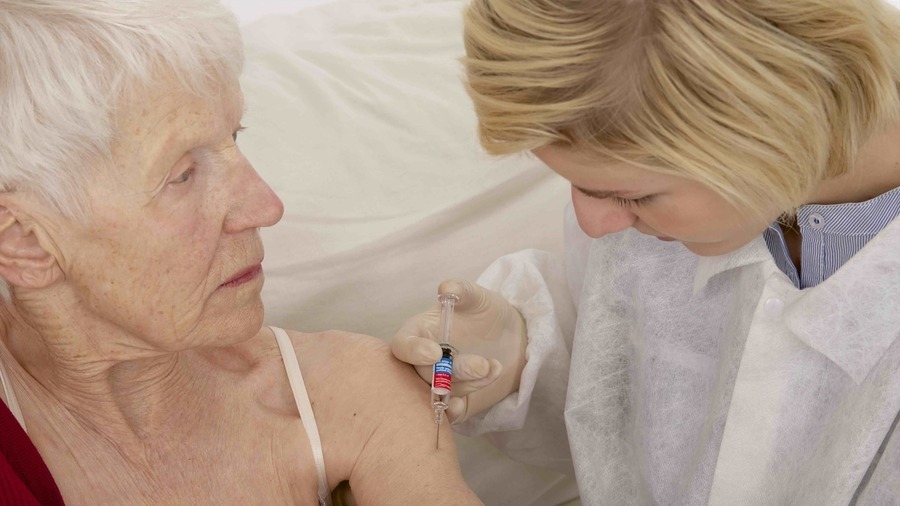 Un collectif propose de faire de la vaccination des séniors un pilier national du bien vieillir en bonne santé. (May/BSIP)