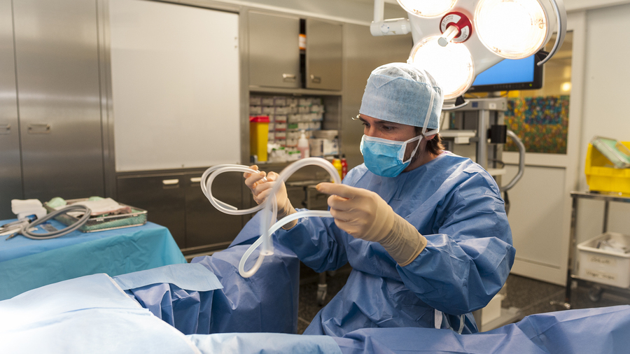 En raison des tensions sur les ressources de gynécologues, l'instruction incite à déployer de manière plus importante la pratique des IVG instrumentales par des sages-femmes en établissement de santé. (A.Noor/Image Point FR/BSIP)