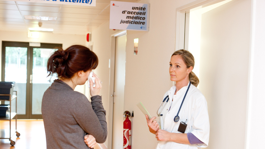 Plus de 500 établissements ont signé un protocole, embarquant notamment le développement de la prise de plainte dans les hôpitaux. (Burger/Phanie)