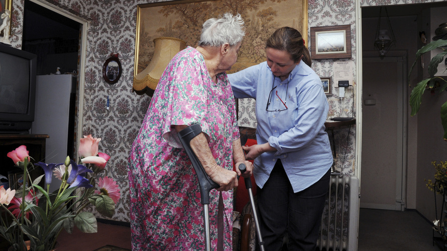 Diminuer de moitié les aides à domicile pourrait générer un surcoût de plusieurs dizaines de milliers d'euros sur le parcours d'une personne âgée en perte d'autonomie, selon l'étude d'Adédom et de l'Ocirp (Aubert/BSIP)