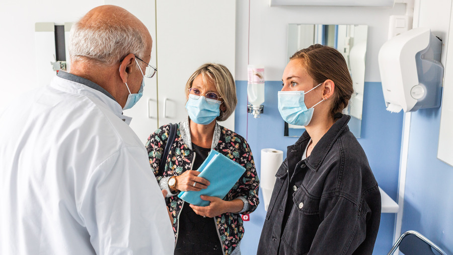 Pour que patients et usagers deviennent véritablement acteurs et partenaires du système, de nombreux défis sont à relever : information adaptée, décision éclairée, recueil de consentement, participation des usagers à l'éducation thérapeutique du patient, renforcement du pouvoir d'agir du patient… (Burger/Phanie)